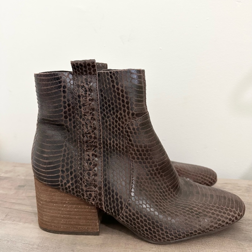 Korks Leyland Brown Snake Printed Ankle Booties Women’s Size 8.5